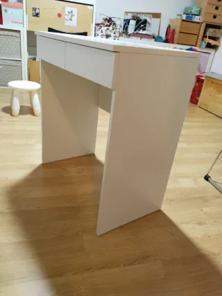 Mesa de maquillaje con espejo abatible