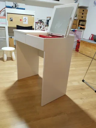 Mesa de maquillaje con espejo abatible