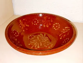 Cuenco de barro decorado