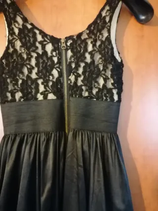 Abito nero con corpetto in pizzo