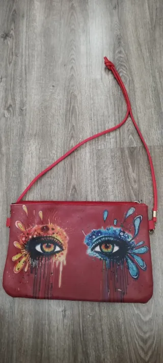Bolso de mano rojo con diseño de ojos marca local