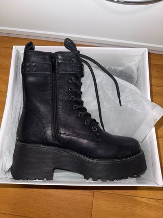Botas negras con plataforma y hebilla
