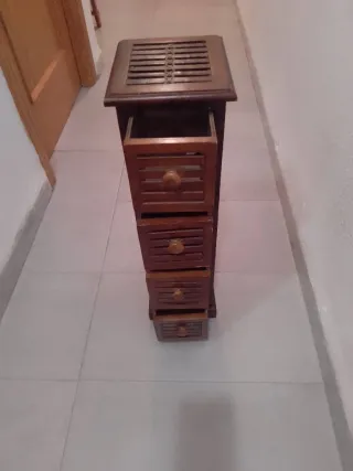 Cajonera de madera estrecha