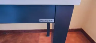 Mesa de cocina blanca y negra
