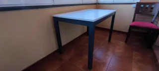 Mesa de cocina blanca y negra