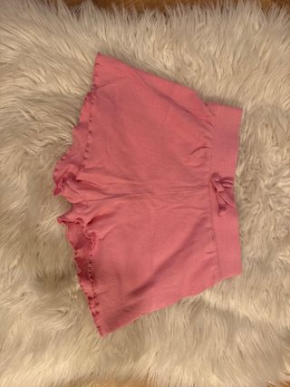 Shorts rosas de canalé con volantes