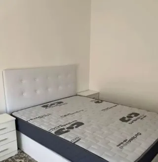 Colchón y base de cama blancos