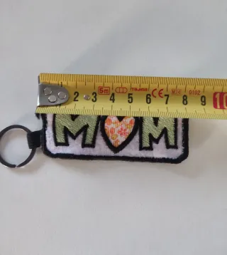 Llavero bordado Mamá con corazón