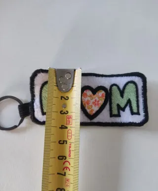 Llavero bordado Mamá con corazón