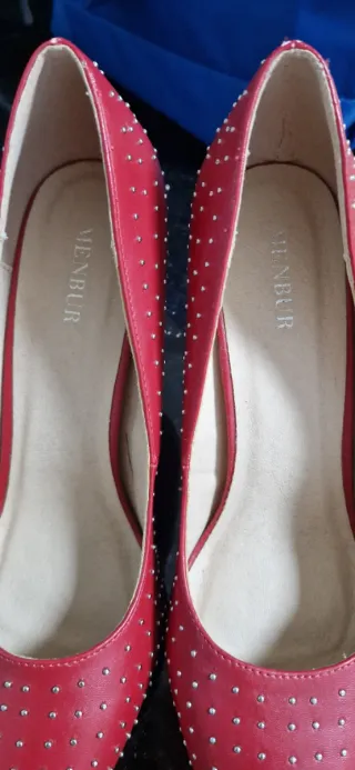 Zapatos de tacón rojos en piel con  tachuelas