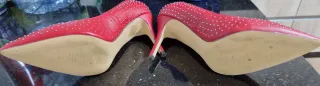Zapatos de tacón rojos en piel con  tachuelas