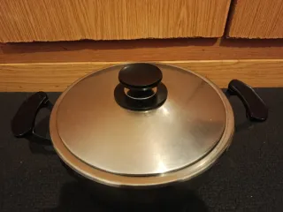Olla Original de la marca Iber 24"