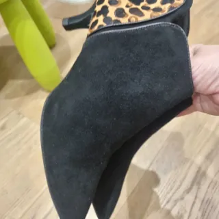 Botines negros con estampado animal