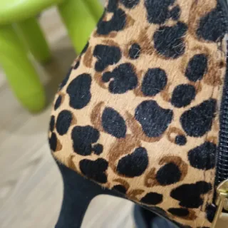 Botines negros con estampado animal