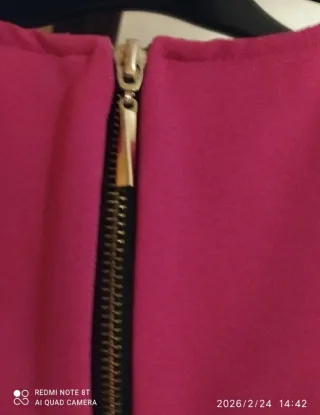 Top sin mangas con volante y cremallera