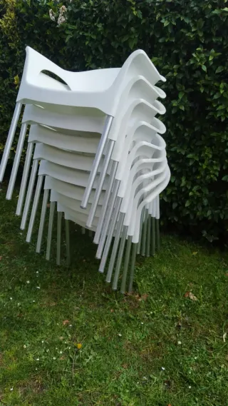 Sedie in resina, impilabili, per interni o esterni.