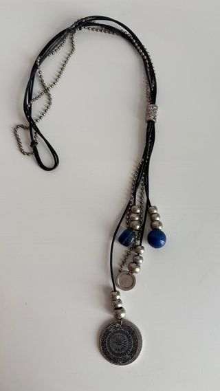 Collar de cuero con colgante y cuentas