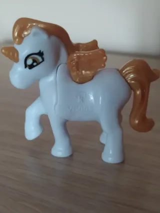 Unicornio Blanco y Dorado VC005