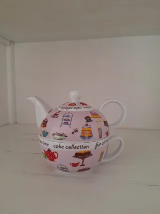 Tazza e teiera con decorazioni