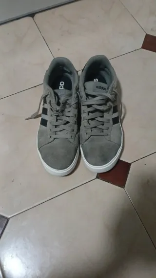 Zapatillas Adidas Grises y Blancas