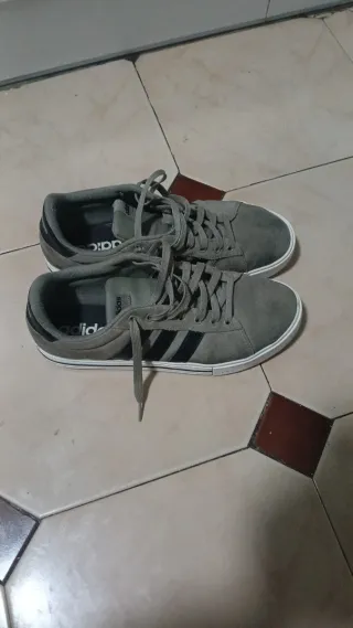 Zapatillas Adidas Grises y Blancas