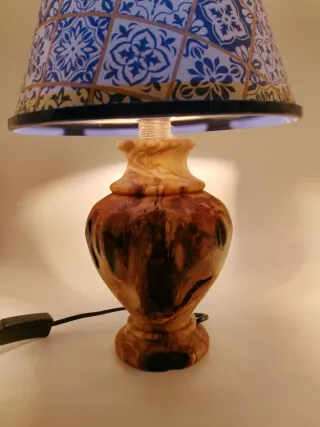Lampada da tavolo in legno con paralume decorato