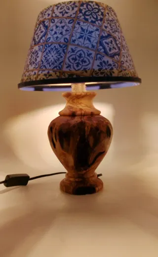 Lampada da tavolo in legno con paralume decorato