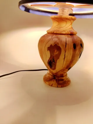 Lampada da tavolo in legno con paralume decorato