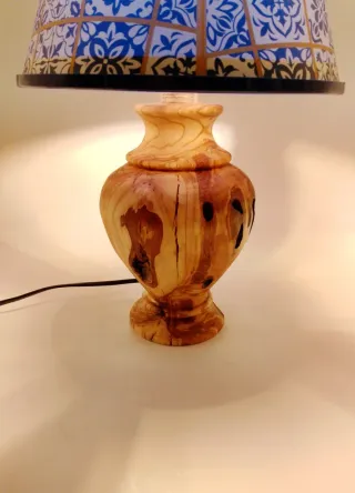 Lampada da tavolo in legno con paralume decorato