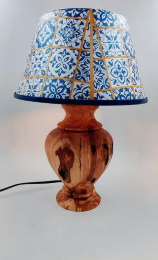 Lampada da tavolo in legno con paralume decorato