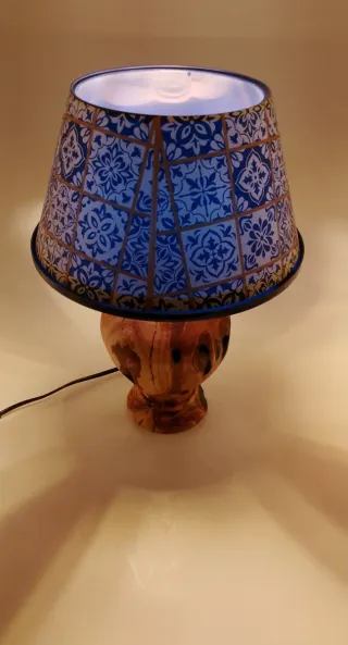 Lampada da tavolo in legno con paralume decorato