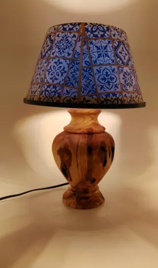 Lampada da tavolo in legno con paralume decorato