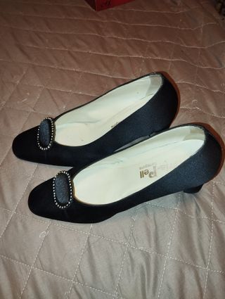 Zapatos de tacón negros con pedrería