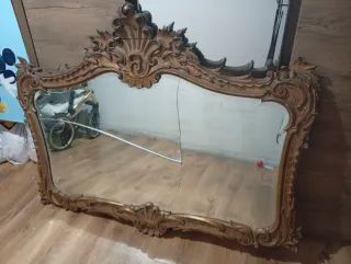 Cuadro de caoba tallado