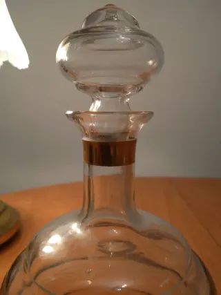 Botella de cristal antigua con detalles dorados