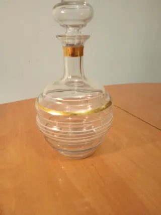 Botella de cristal antigua con detalles dorados