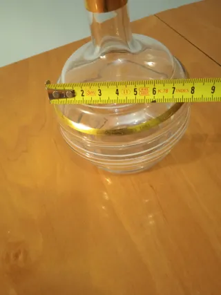 Botella de cristal antigua con detalles dorados