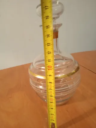 Botella de cristal antigua con detalles dorados