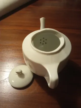 Tetera y lechera de porcelana blanca