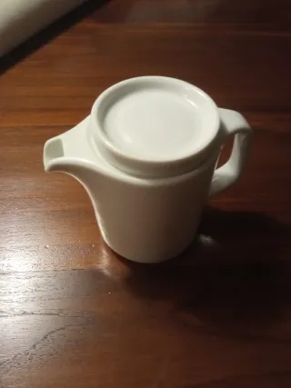 Tetera y lechera de porcelana blanca