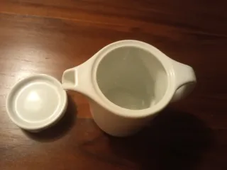 Tetera y lechera de porcelana blanca