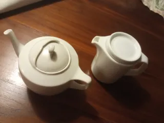 Tetera y lechera de porcelana blanca
