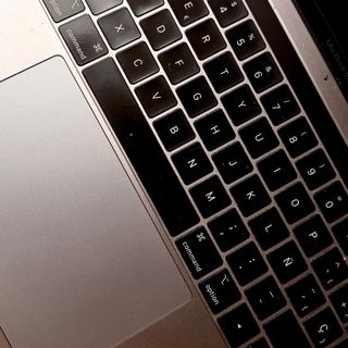 MacBook Pro negra de 13 pulgadas del 2020