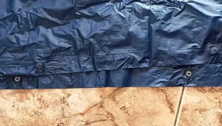 Poncho impermeable con cierres laterales