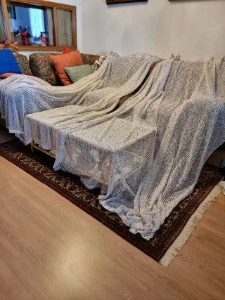 Cortinas beige caladas con barra y apliques