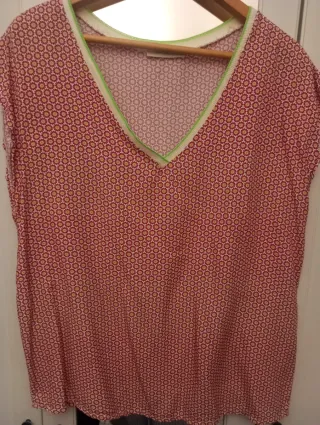 Blusa estampada cuello pico