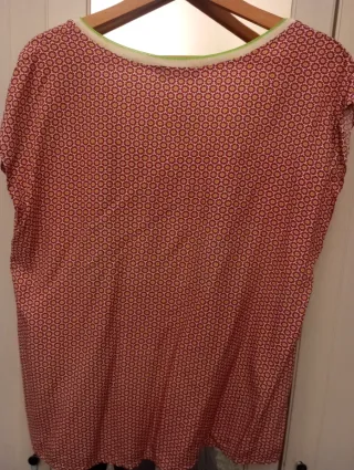 Blusa estampada cuello pico