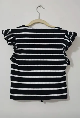 Top corto a righe con laccetto