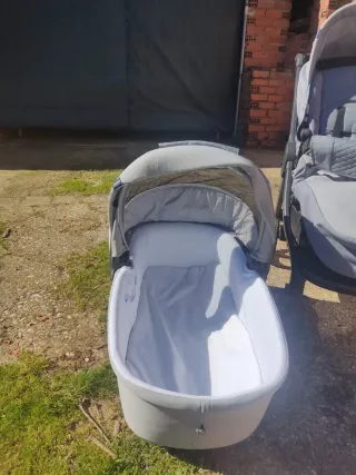 Trio Chicco Seggiolini + Culla + adattatore isofix per auto