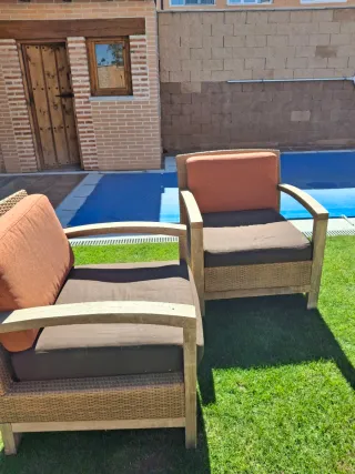 Sofá de jardín de mimbre y madera